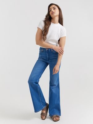Wrangler flared jean with front pockets in mid blue
