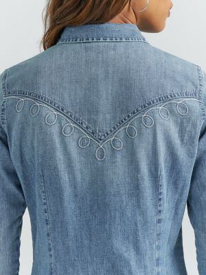 Women's Lasso Embroidered Cowboy Snap Shirt in Light Wash