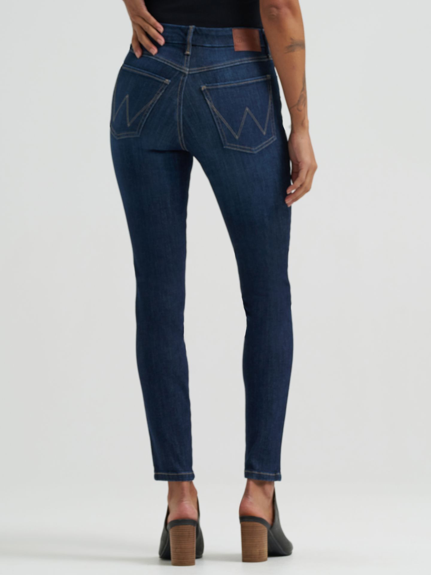 Женские джинсы Wrangler Bespoke High Rise Skinny, цвет: Rae — фото 10