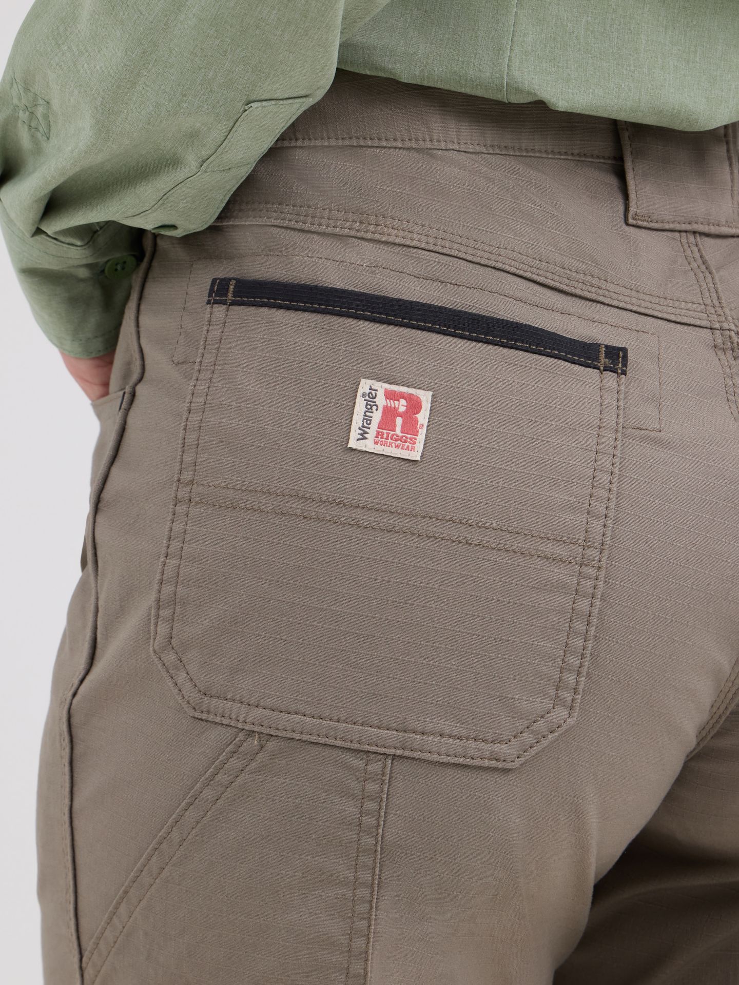 Женские шорты Wrangler Riggs Workwear® Technical Carpenter Short, цвет: Тёмный хаки — фото 4