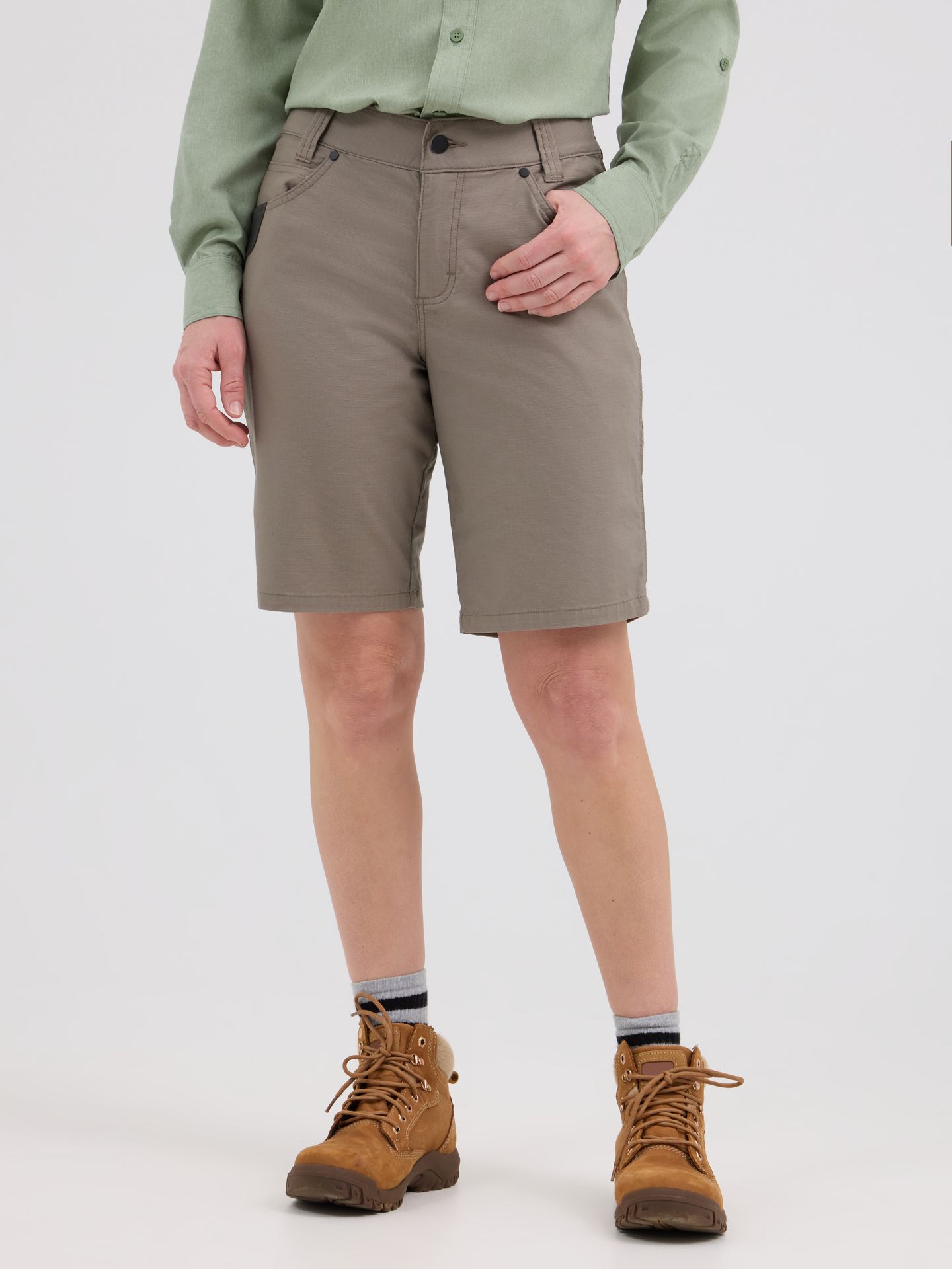 Женские шорты Wrangler Riggs Workwear® Technical Carpenter Short, цвет: Тёмный хаки — фото 1