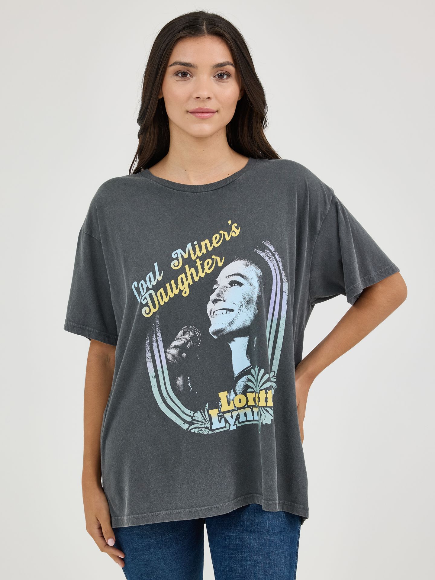 Женская футболка Wrangler Loretta Lynn Oversized Band, цвет: Угольно-чёрный — фото 2