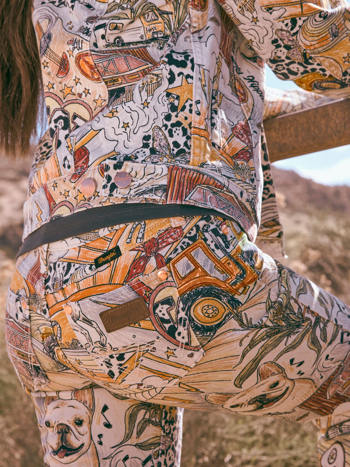 Детские брюки-клёш Wrangler x Lainey Wilson Life of Lainey, цвет: С принтом — фото 2