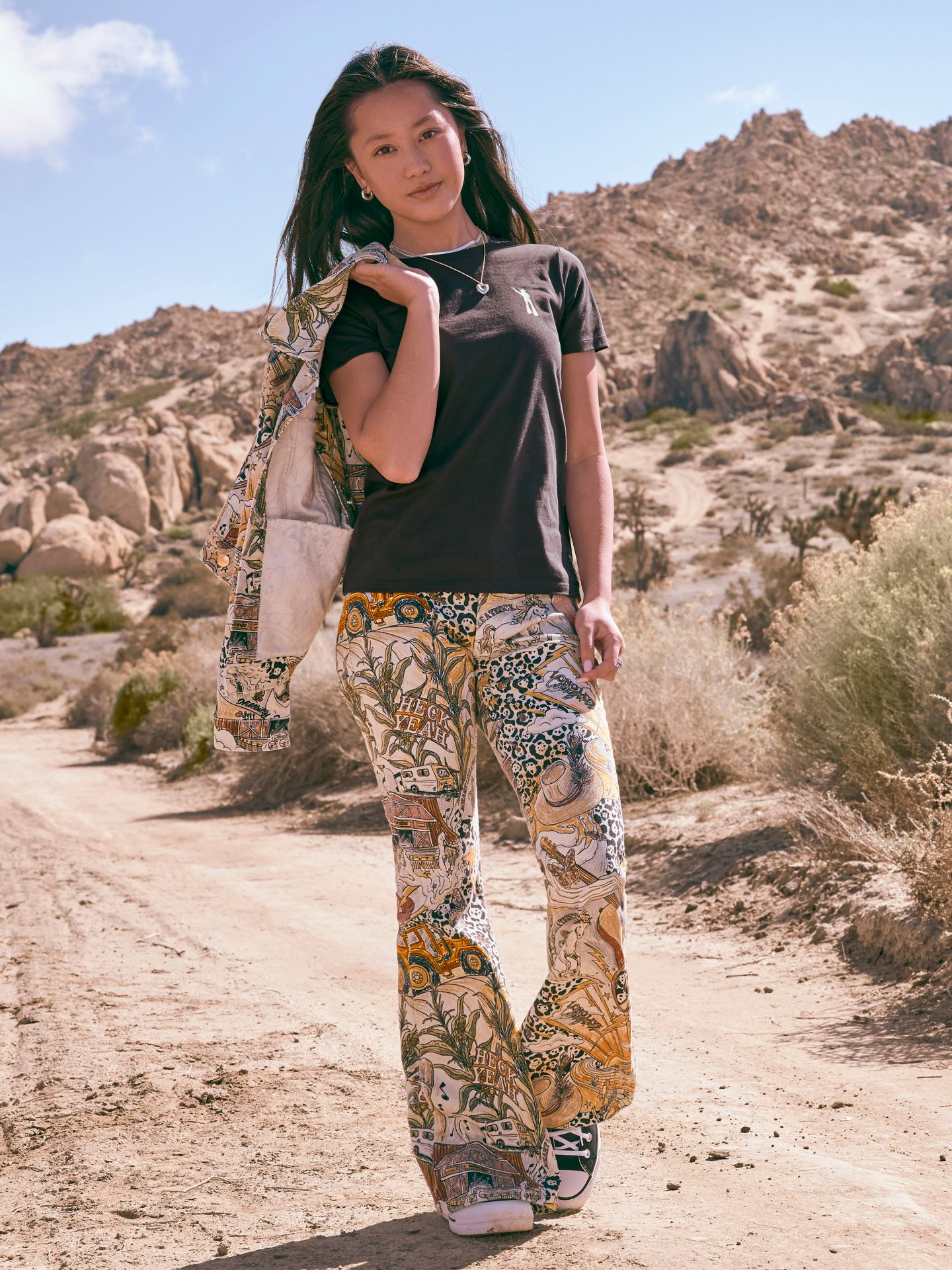Детские брюки-клёш Wrangler x Lainey Wilson Life of Lainey, цвет: С принтом — фото 1