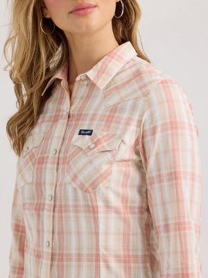 Women's Wrangler Plaid Slim Western Snap Shirt in Rosy alternative view 3