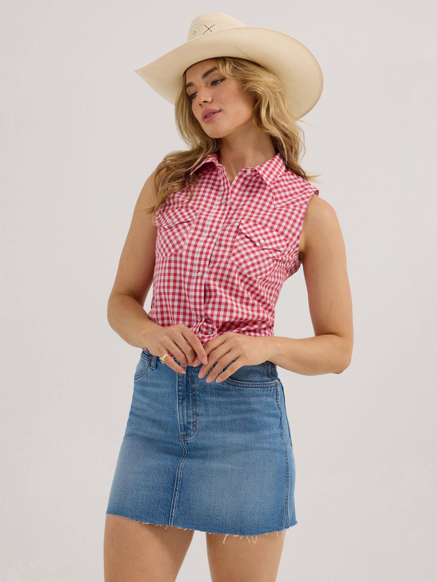 Женская футболка Wrangler Essential Western Snap Tank, цвет: Красный в мелкую клетку — фото 5