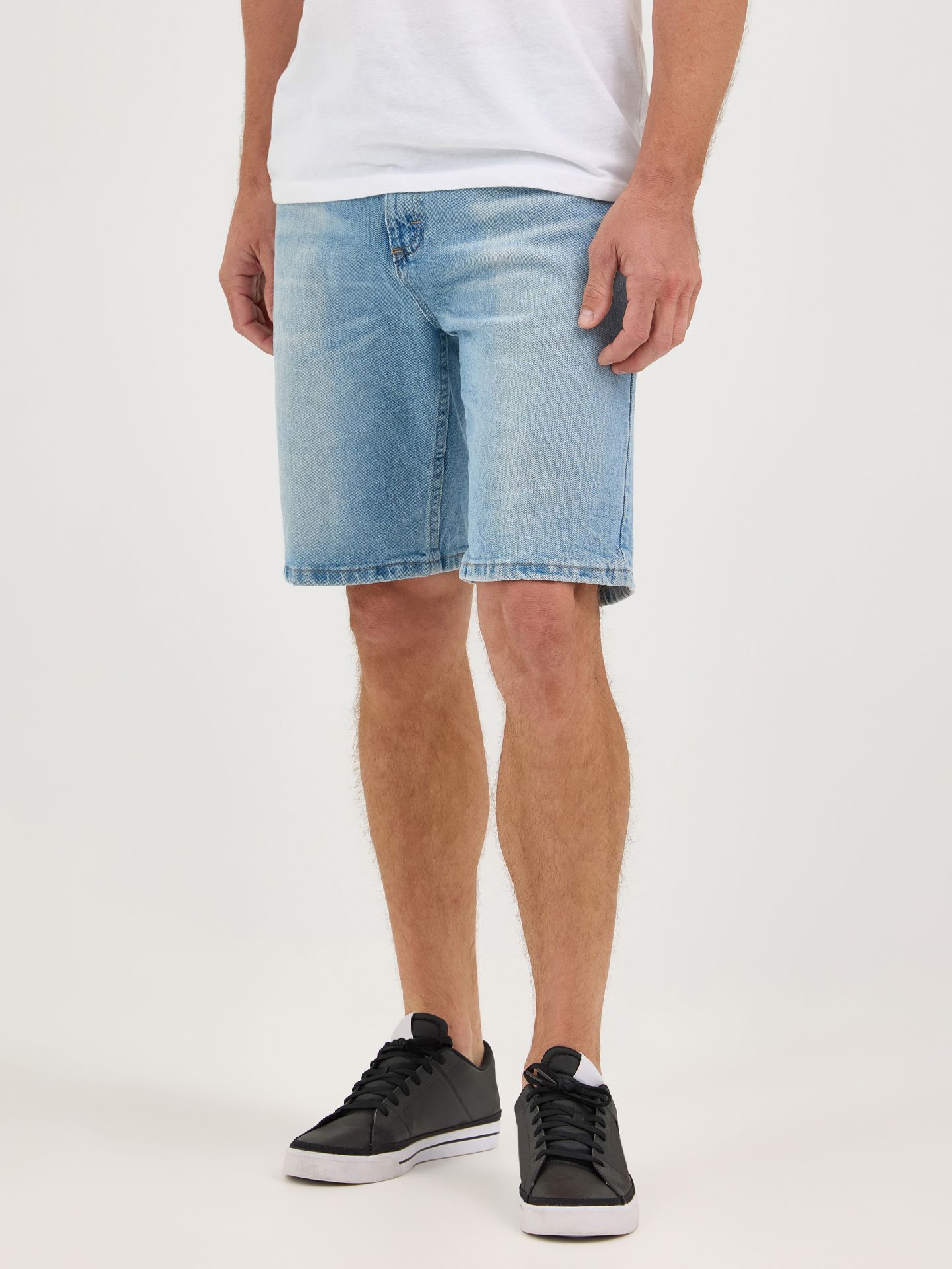 Мужские шорты Wrangler Five Star Premium 5-pocket Relaxed Denim Short, цвет: Worn Light — фото 2