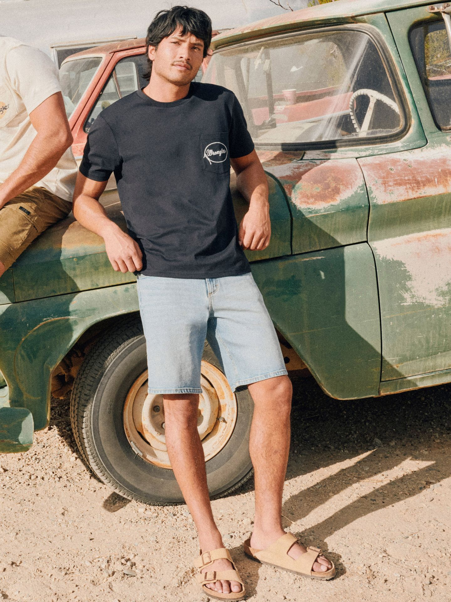 Мужские шорты Wrangler Five Star Premium 5-pocket Relaxed Denim Short, цвет: Worn Light — фото 1