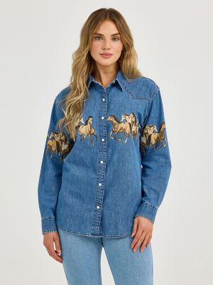 Women's Wrangler Horses Boyfriend Western Snap Shirt in Mid Denim