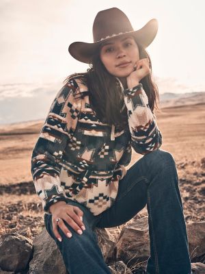 Women's Wrangler Retro® Quarter-Zip Sherpa Pullover