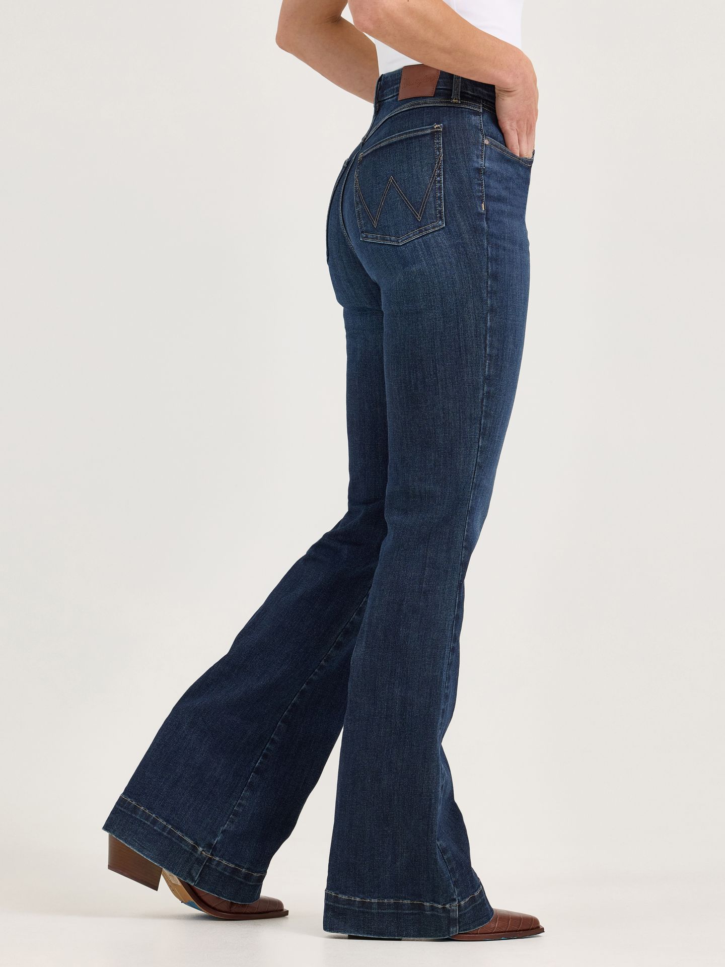 Женские джинсы Wrangler Bespoke High Rise Trouser Jean, цвет: Alexandra — фото 10