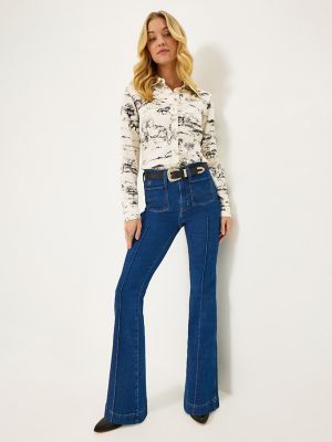 Wrangler x Lainey Wilson Bare Back Flare Jeans in Moonlight Wash alternative view 7