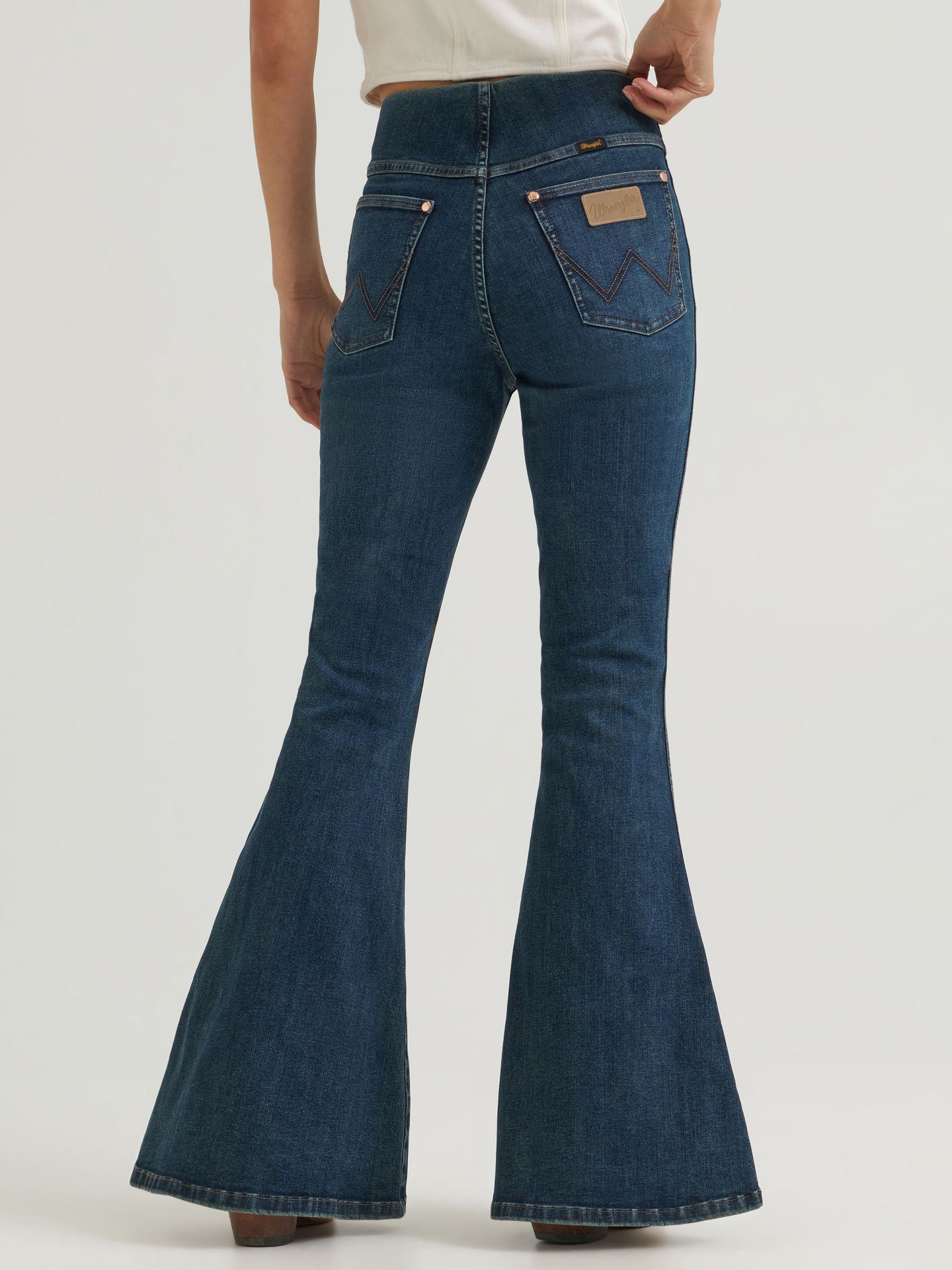 Женские джинсы-клёш Wrangler Lainey Wilson Pull-On, цвет: Тёмный джинсовый варёный — фото 2