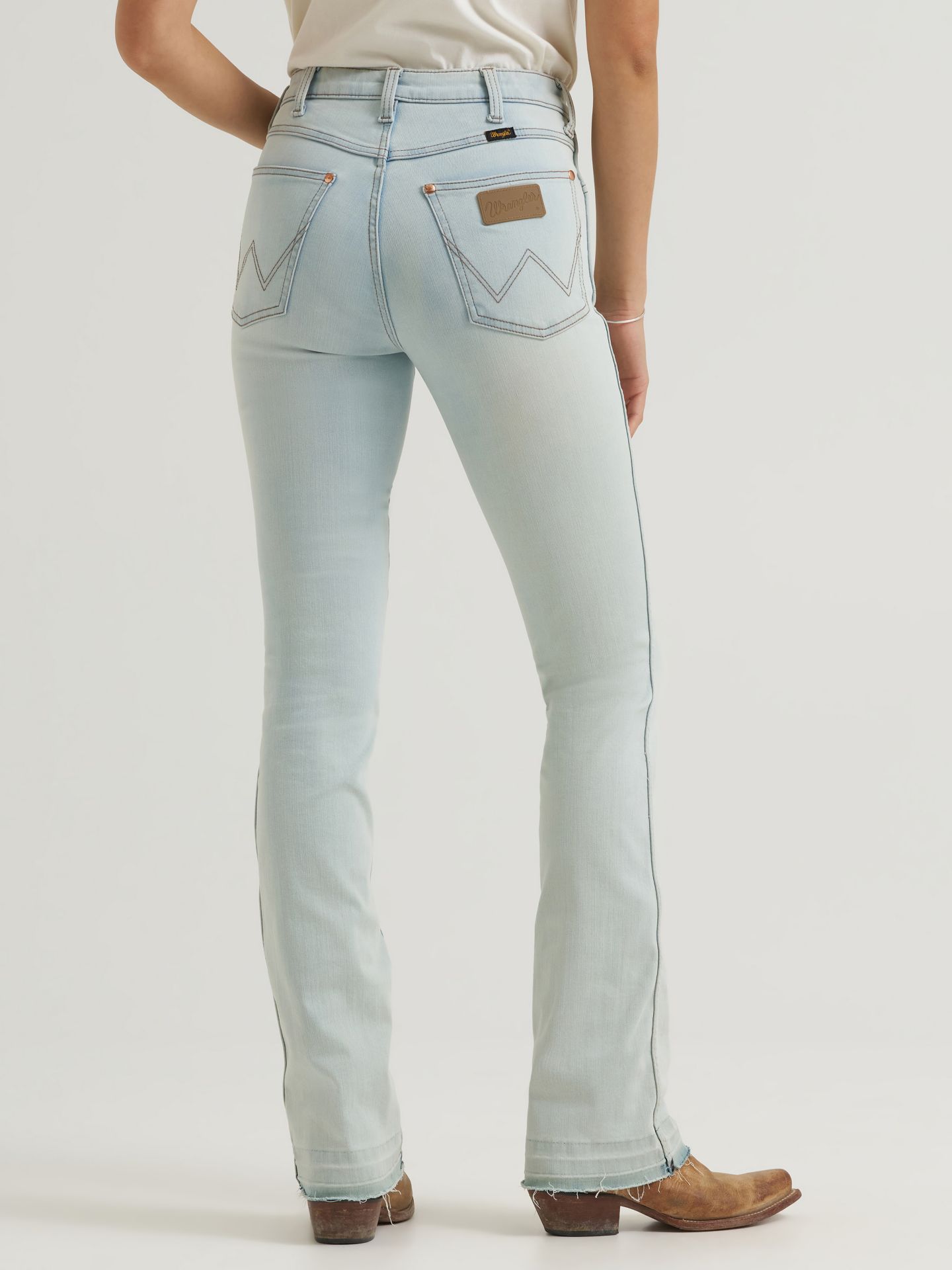 Женские ботинки Lainey Wilson x Wrangler Raw Hem Boot Huggers, цвет: Выбеленный синий варёный — фото 2