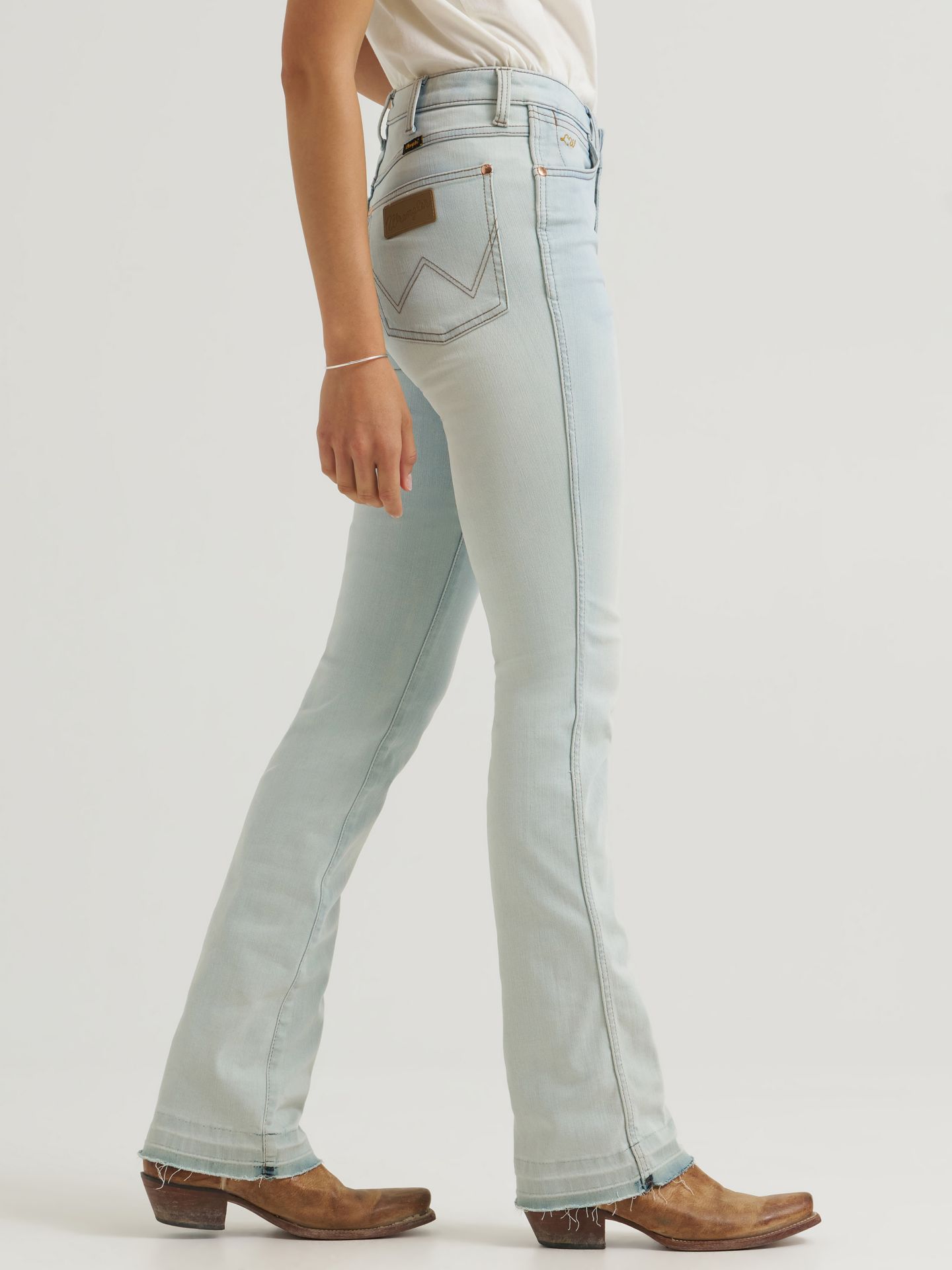 Женские ботинки Lainey Wilson x Wrangler Raw Hem Boot Huggers, цвет: Выбеленный синий варёный — фото 4