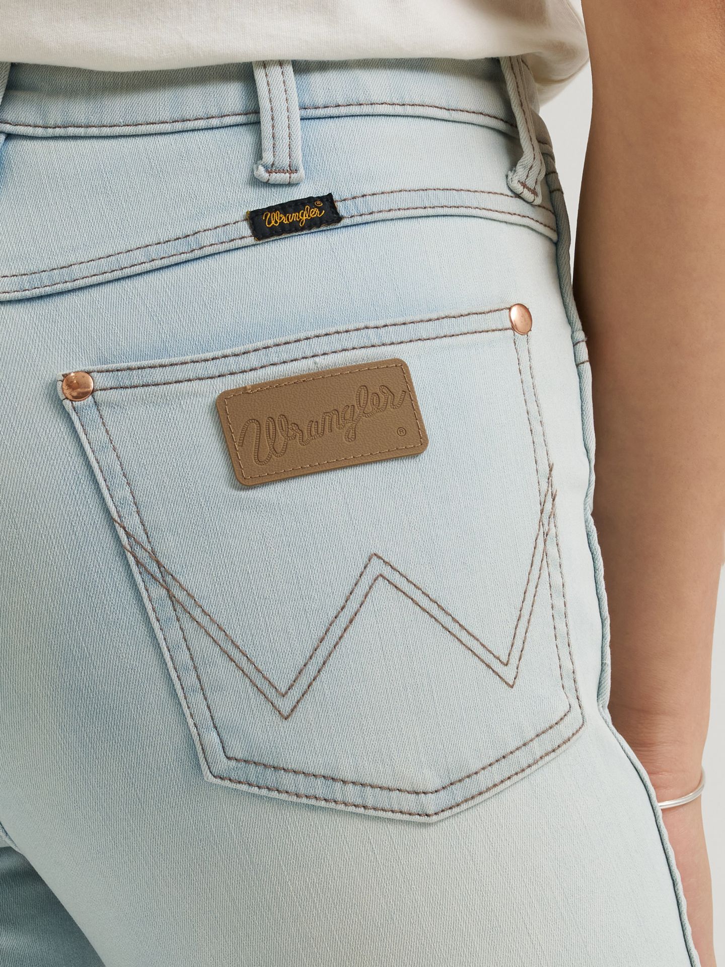 Женские ботинки Lainey Wilson x Wrangler Raw Hem Boot Huggers, цвет: Выбеленный синий варёный — фото 5