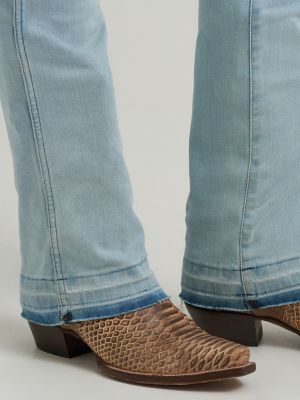 Wrangler x Lainey Wilson Raw Hem Boot Huggers in Bleach Blue Wash alternative view 9