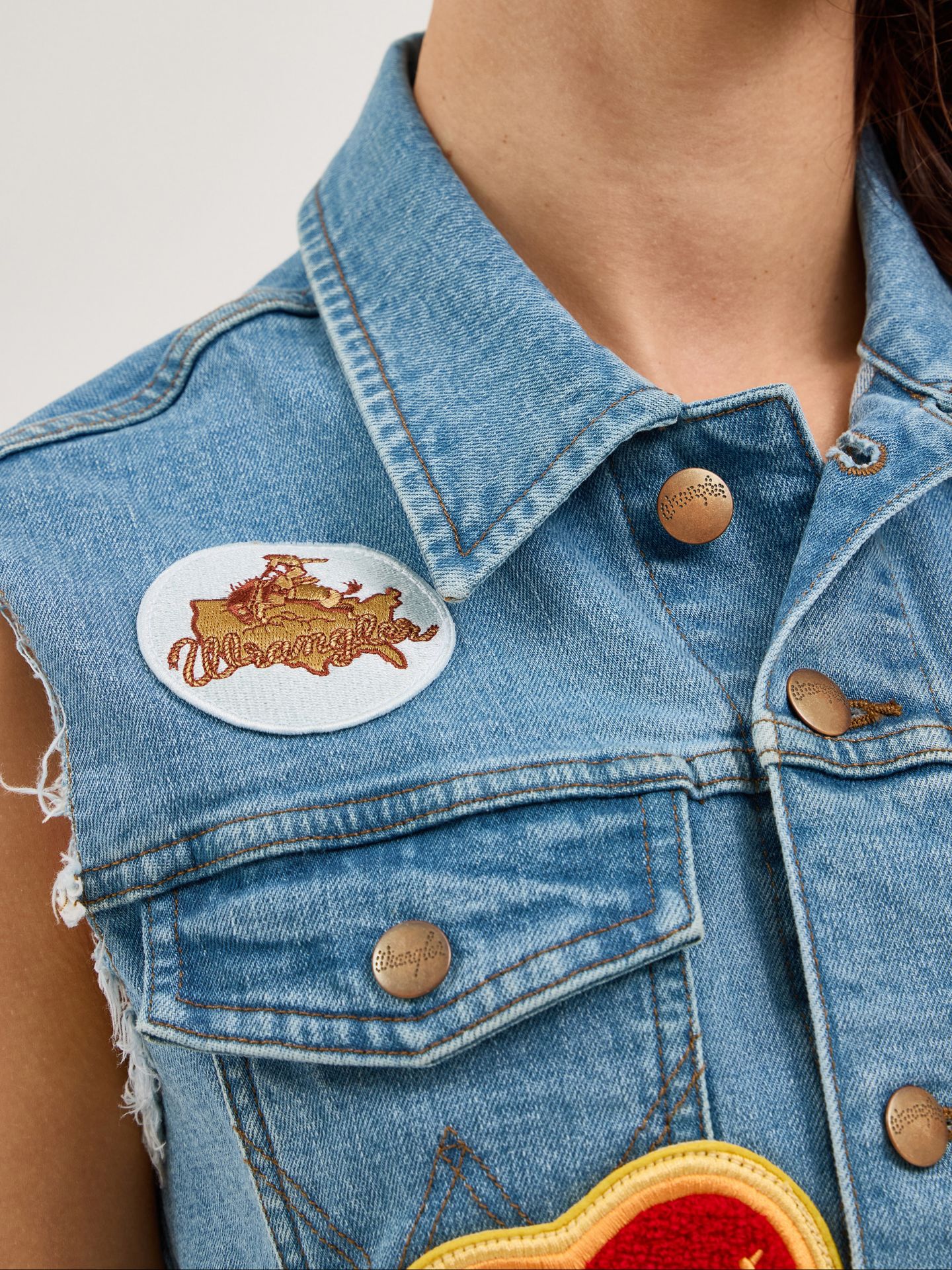 Женский жилет Wrangler x Whataburger Cut-Off, цвет: Потёртый — фото 7