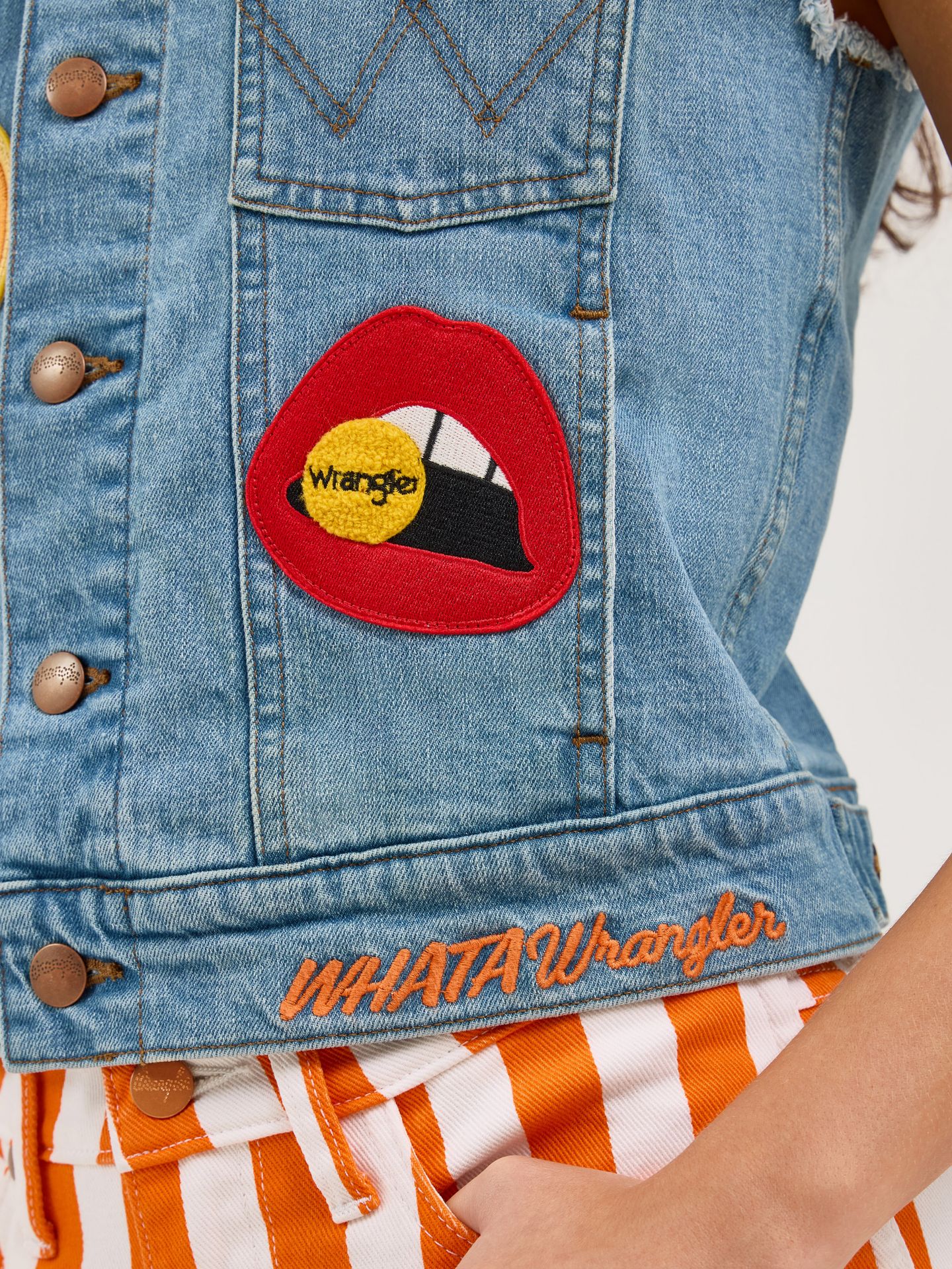 Женский жилет Wrangler x Whataburger Cut-Off, цвет: Потёртый — фото 9