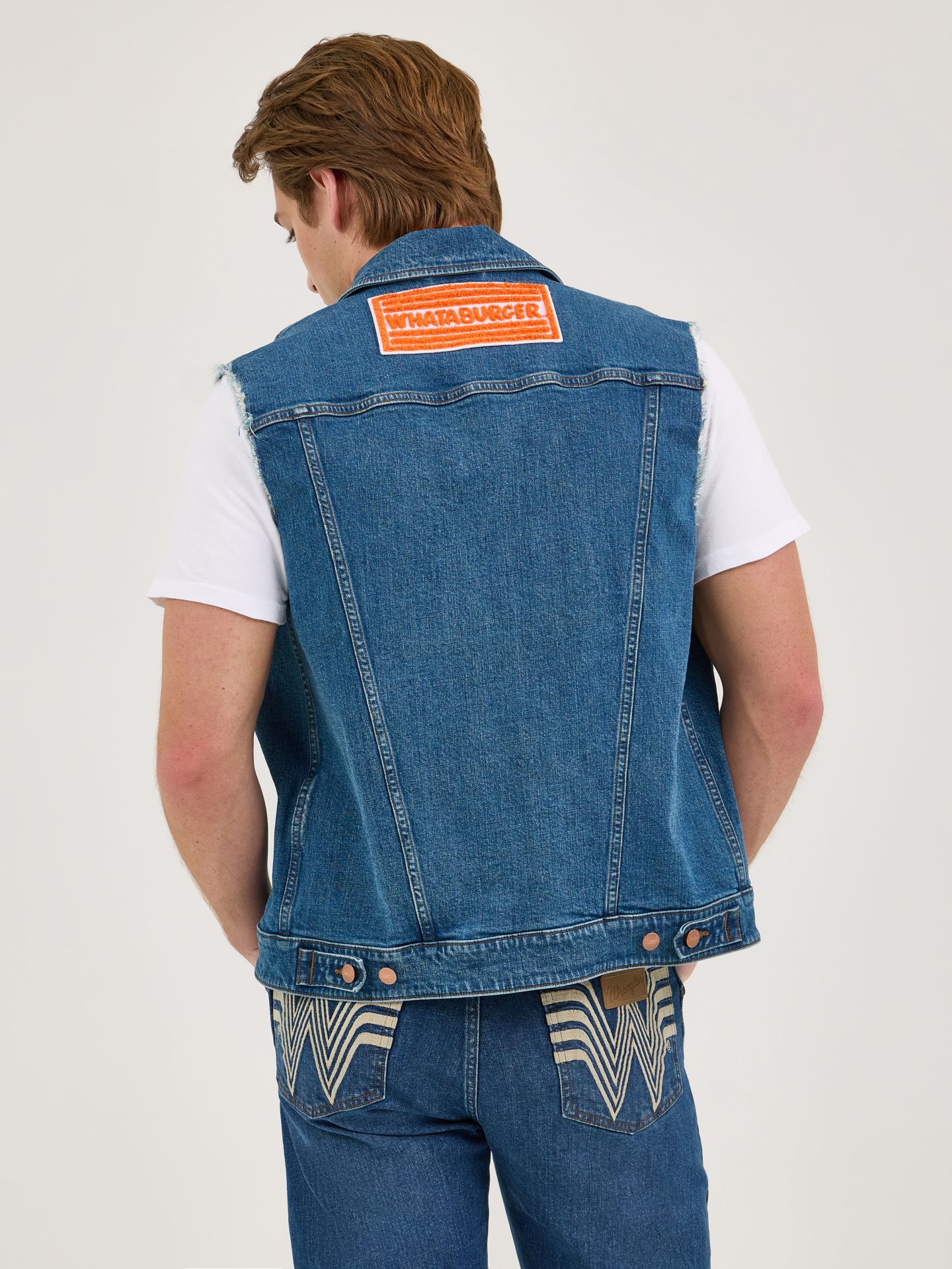 Мужской жилет Wrangler x Whataburger Cut-Off, цвет: Rodeo Dust Fade — фото 2