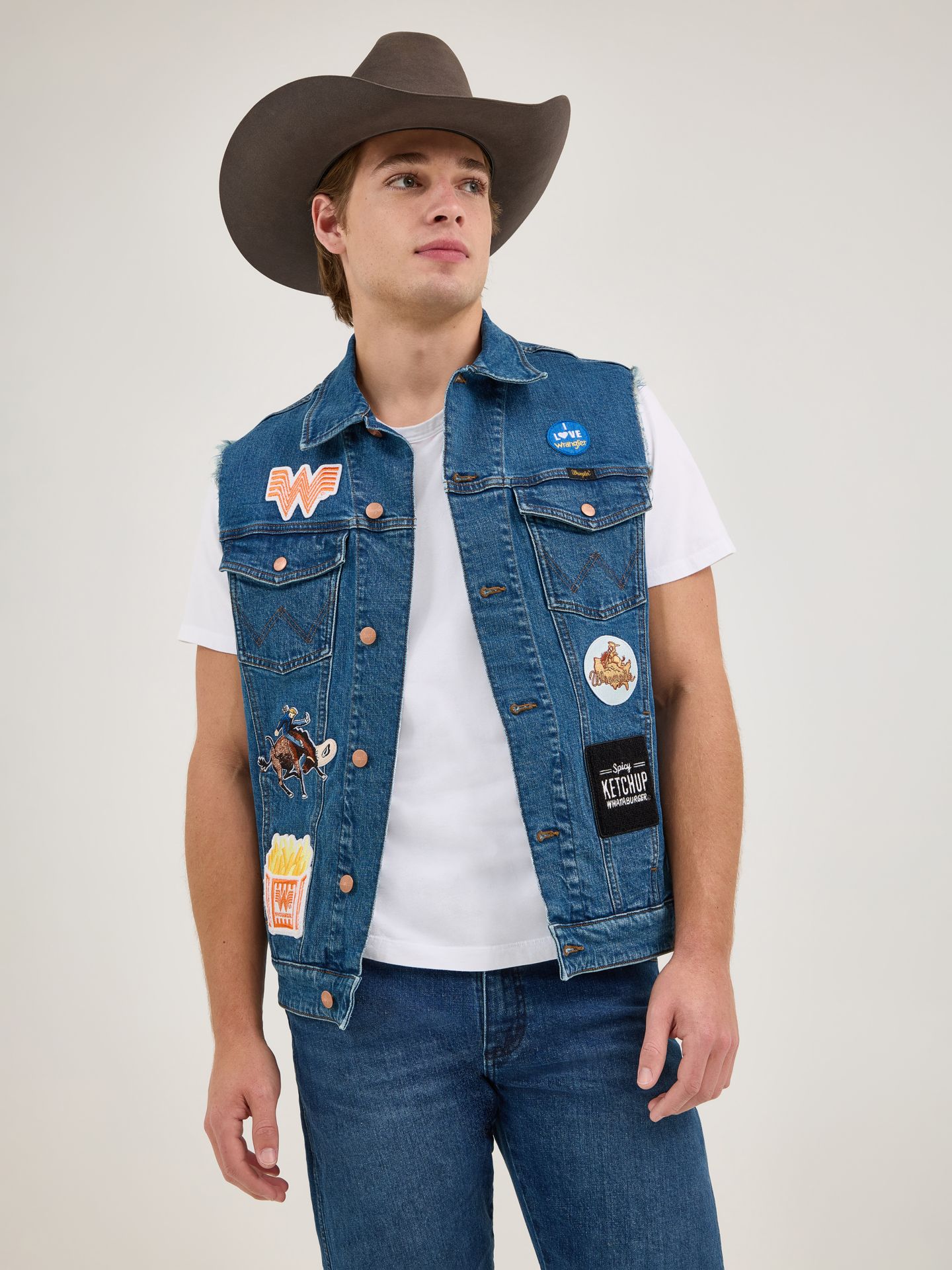 Мужской жилет Wrangler x Whataburger Cut-Off, цвет: Rodeo Dust Fade — фото 4