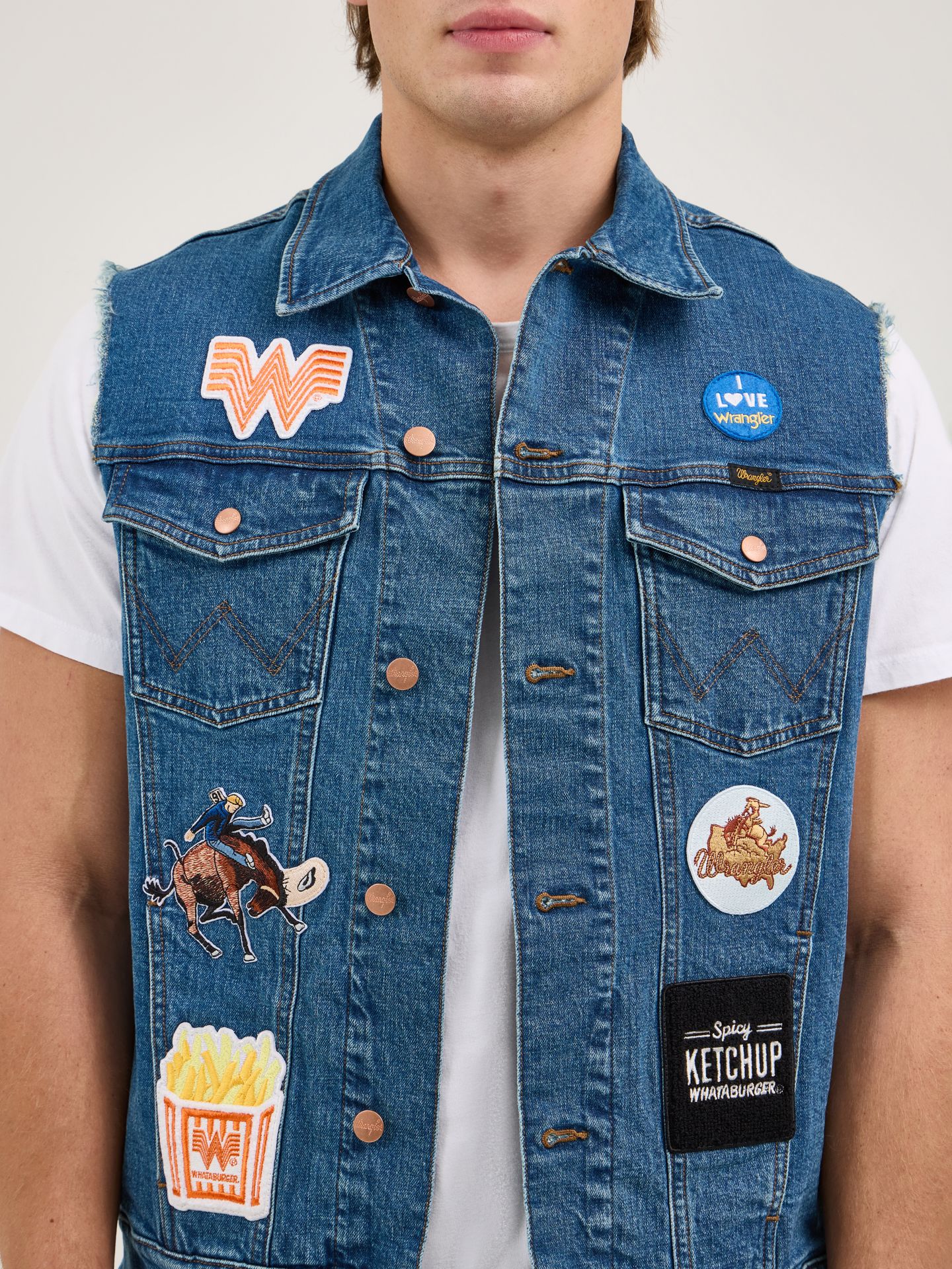 Мужской жилет Wrangler x Whataburger Cut-Off, цвет: Rodeo Dust Fade — фото 5