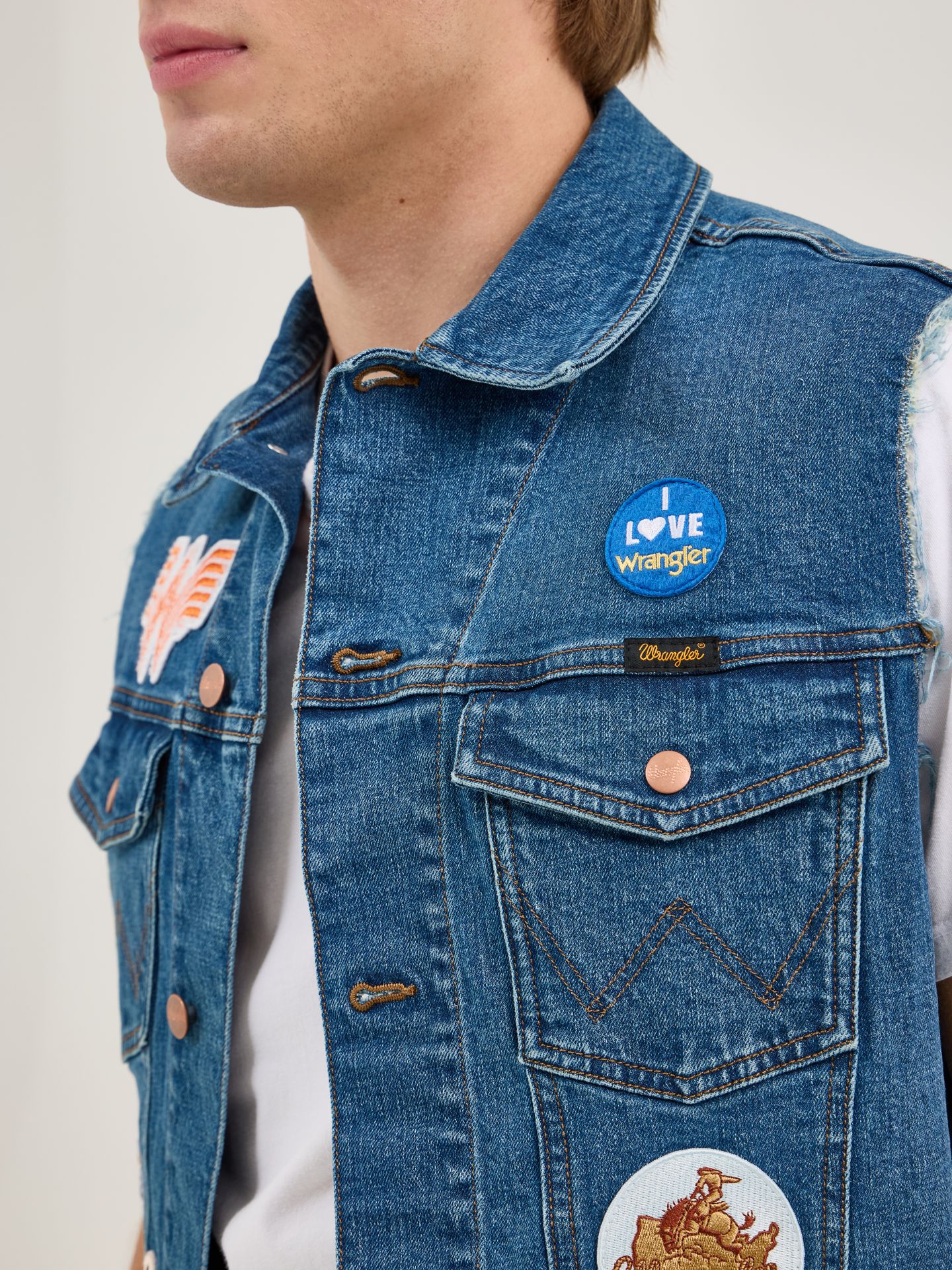 Мужской жилет Wrangler x Whataburger Cut-Off, цвет: Rodeo Dust Fade — фото 6