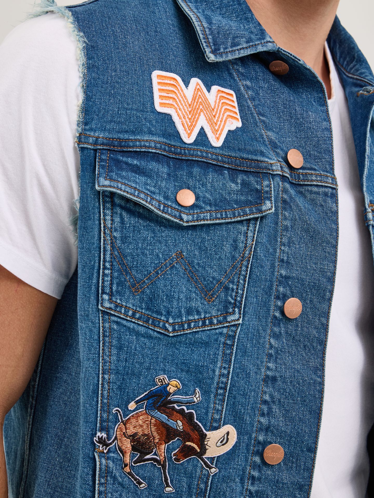 Мужской жилет Wrangler x Whataburger Cut-Off, цвет: Rodeo Dust Fade — фото 7