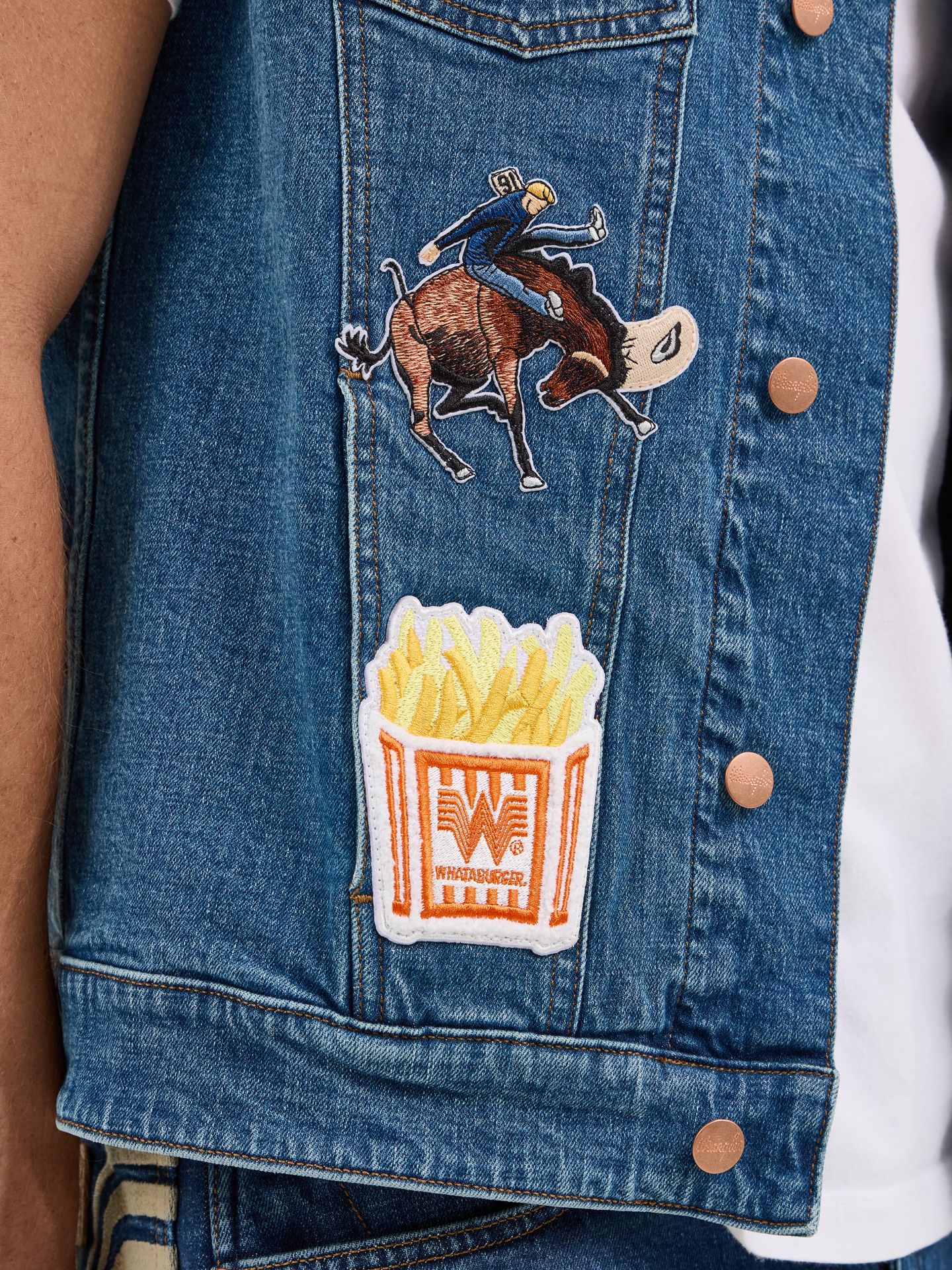 Мужской жилет Wrangler x Whataburger Cut-Off, цвет: Rodeo Dust Fade — фото 8