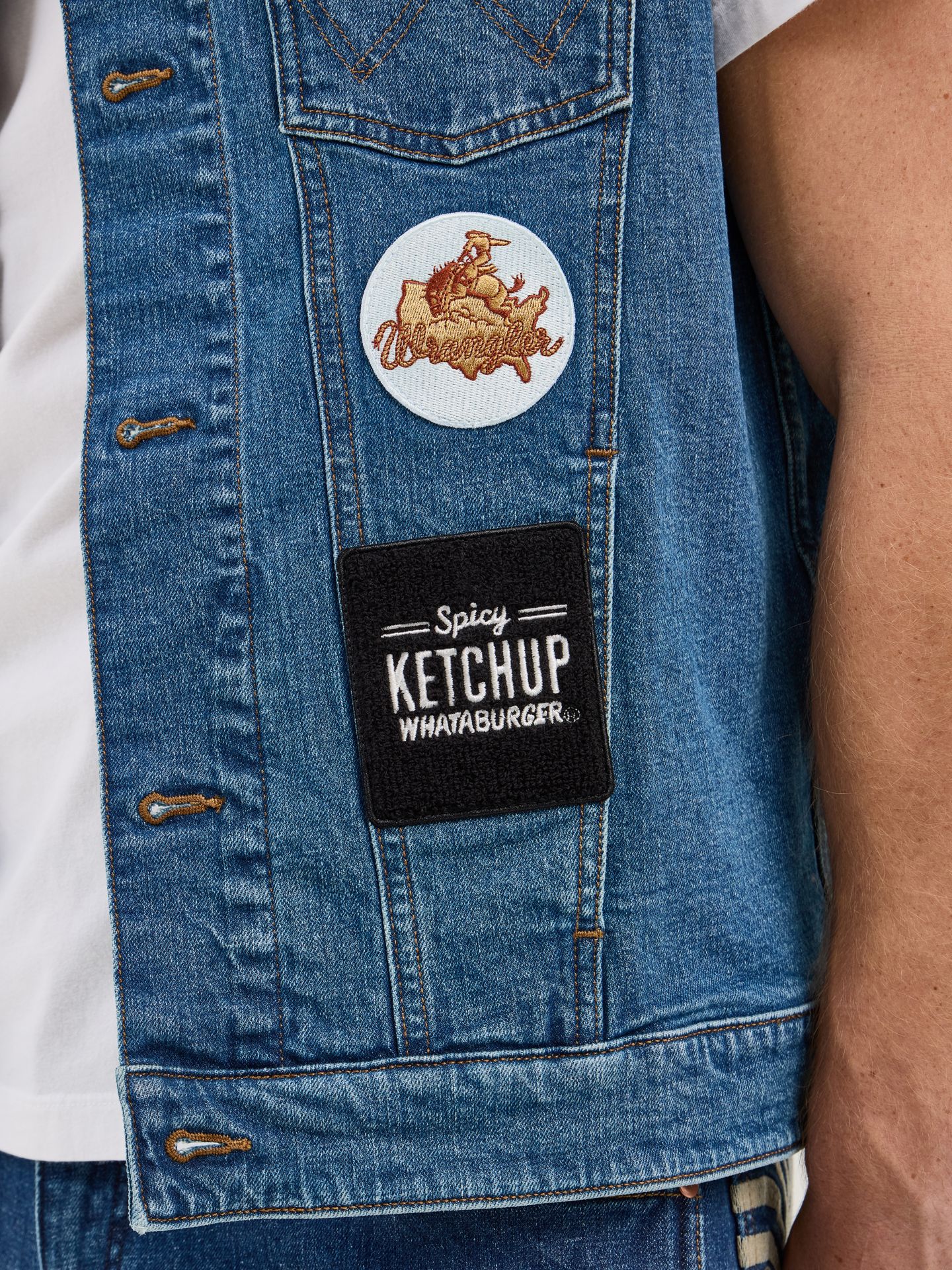 Мужской жилет Wrangler x Whataburger Cut-Off, цвет: Rodeo Dust Fade — фото 9