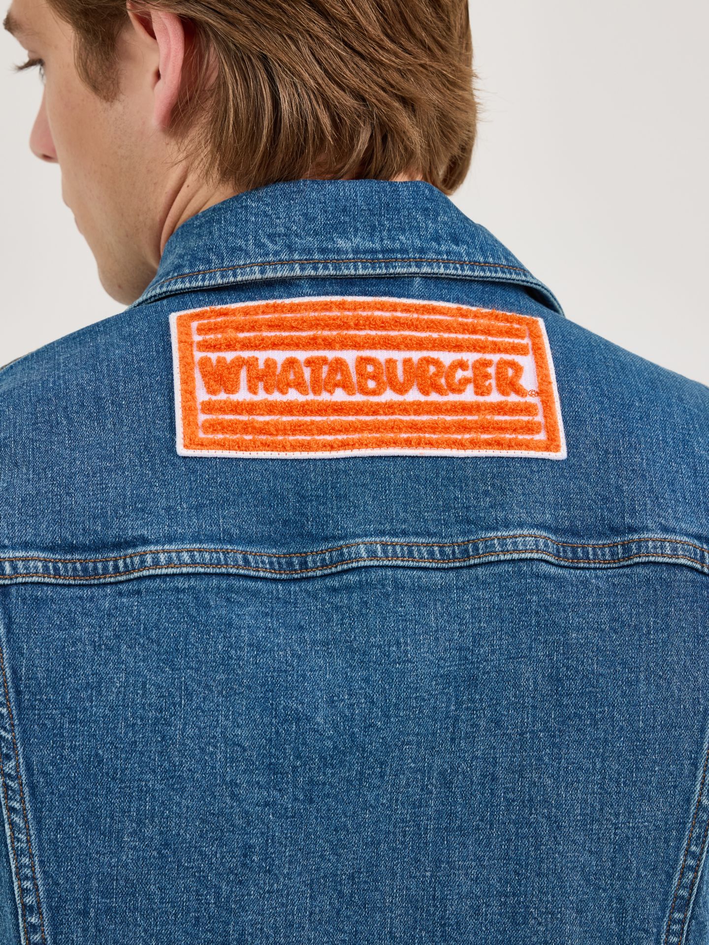 Мужской жилет Wrangler x Whataburger Cut-Off, цвет: Rodeo Dust Fade — фото 10
