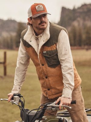 Wrangler All Terrain Gear Men's Tech Wrange Reversible Vest in Bistre main view