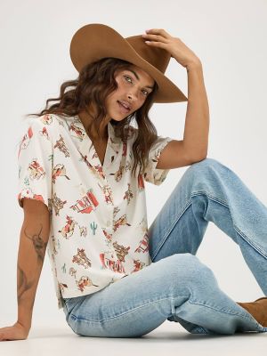 Women's Wrangler Retro® Cowgirl Camp Shirt in Scattered Town alternative view 4