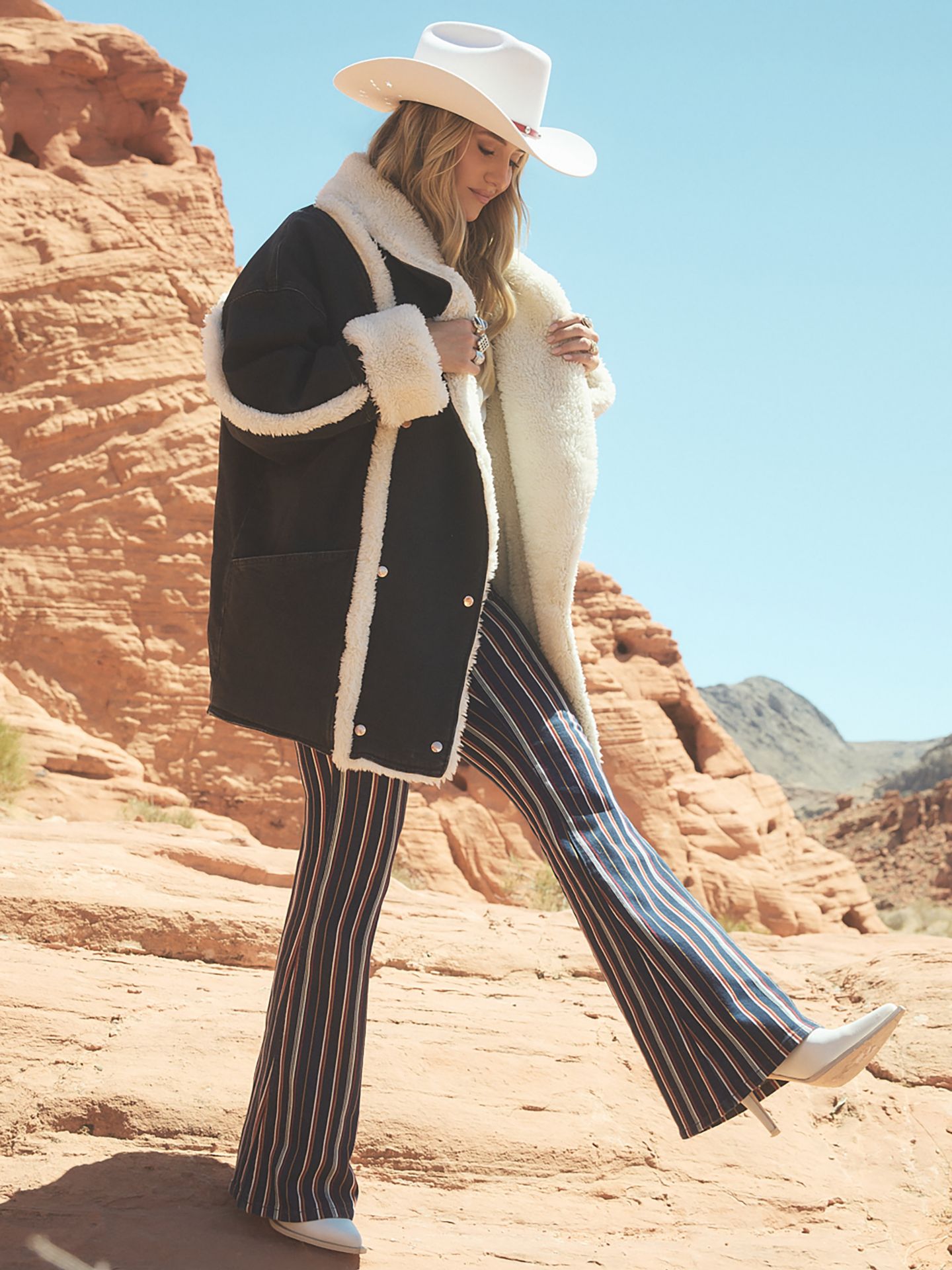 Женские пальто Lainey Wilson x Wrangler The Iconic Lainey, цвет: Потёртый чёрный — фото 2