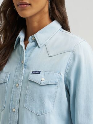 Women's Wrangler Iconic Western Snap Denim Shirt in Bleached Denim alternative view 3