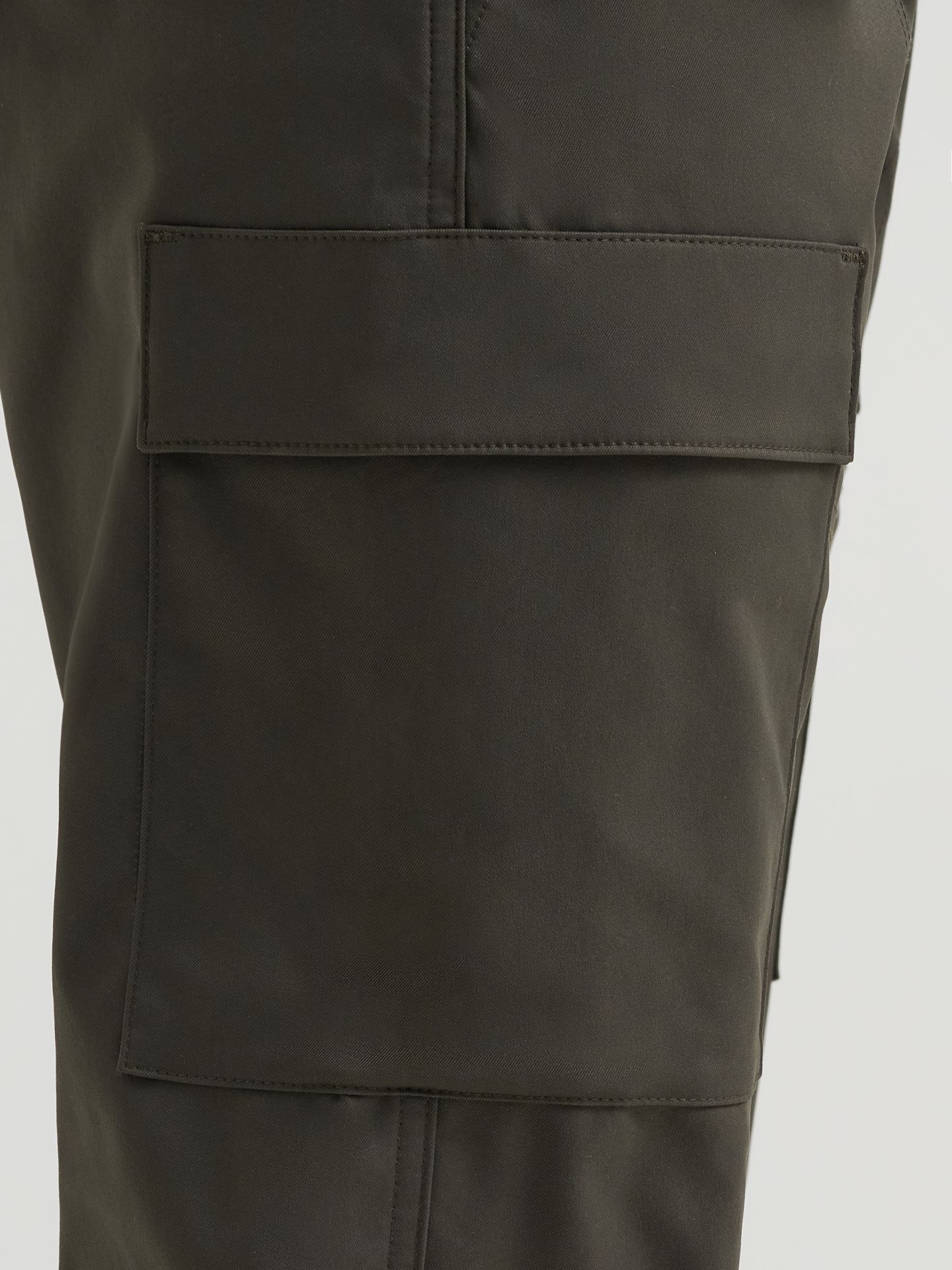 Мужские брюки Wrangler Outdoor Performance Cargo, цвет: Чёрный чернильный — фото 8