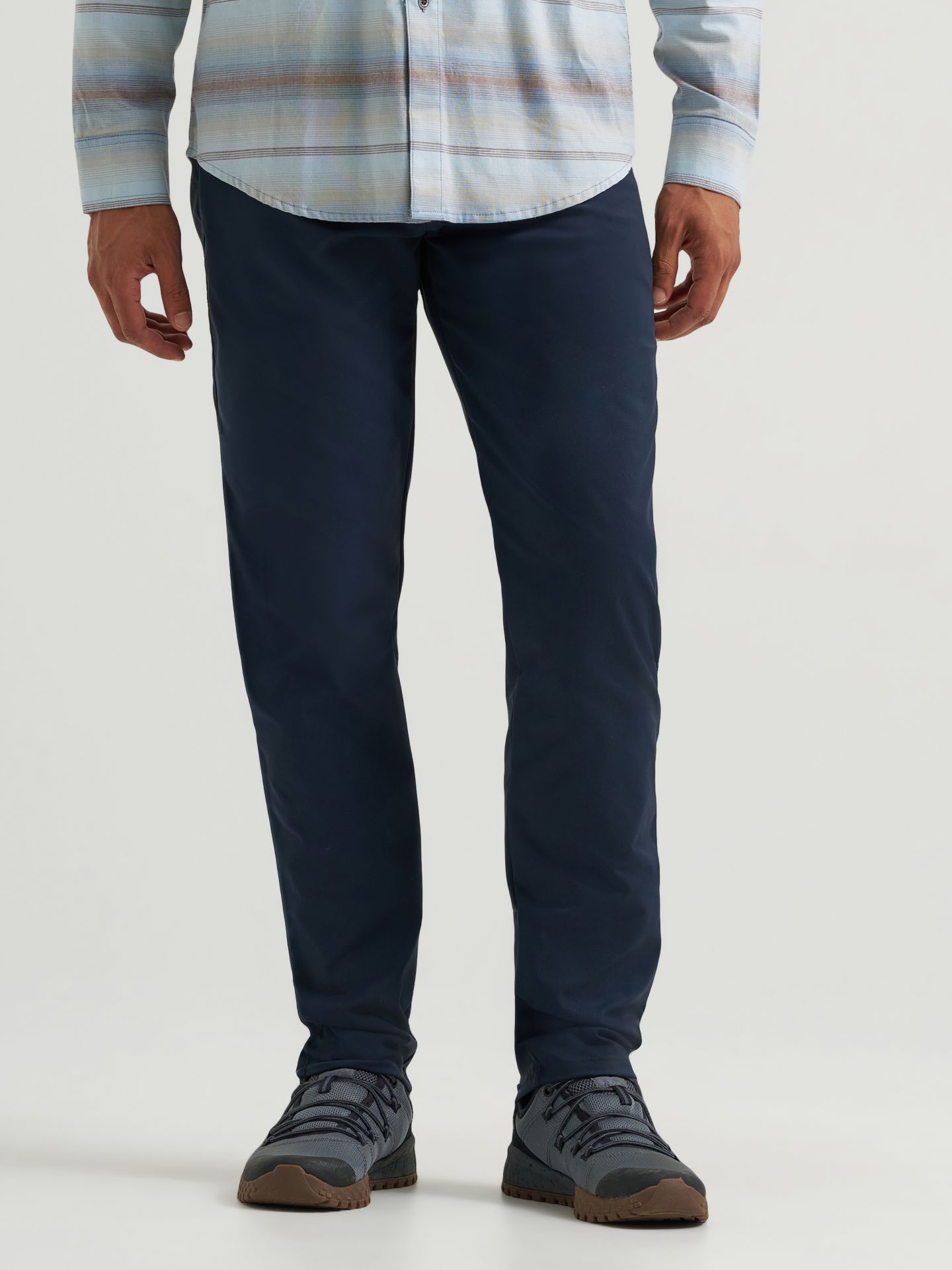 Мужские брюки Wrangler Outdoor Performance 5 Pocket, цвет: Тёмный сапфировый — фото 2