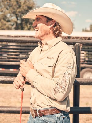 Men's Wrangler® Logo Long Sleeve Button Down Solid Shirt