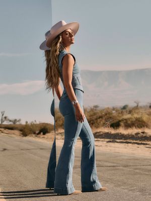 Lainey Wilson x Wrangler Novelty Pull-On Flare Jean