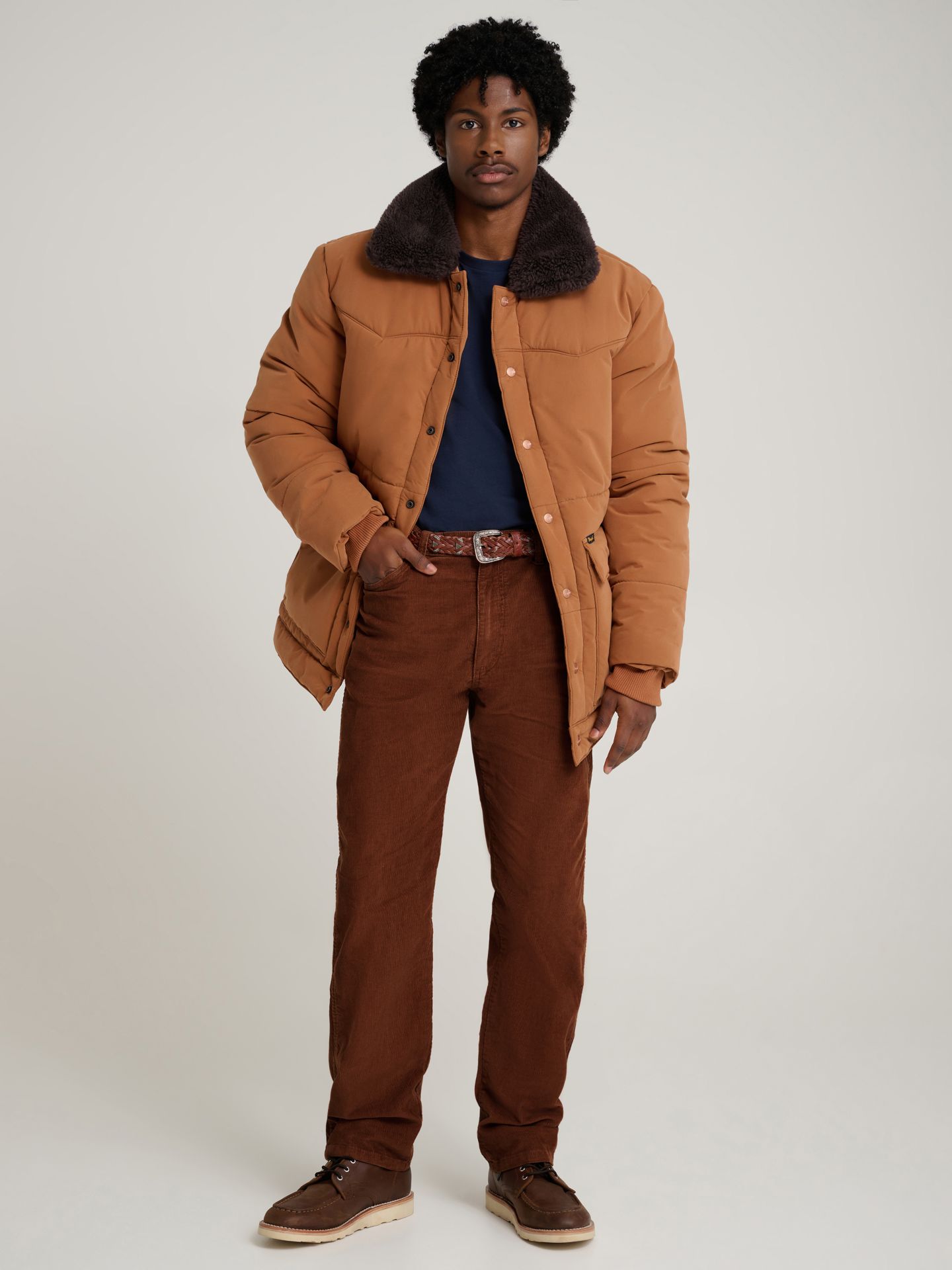 Мужские брюки Wrangler x Stranger Things 13MWZ Cowboy Cut Corduroy, цвет: Медный коричневый — фото 2