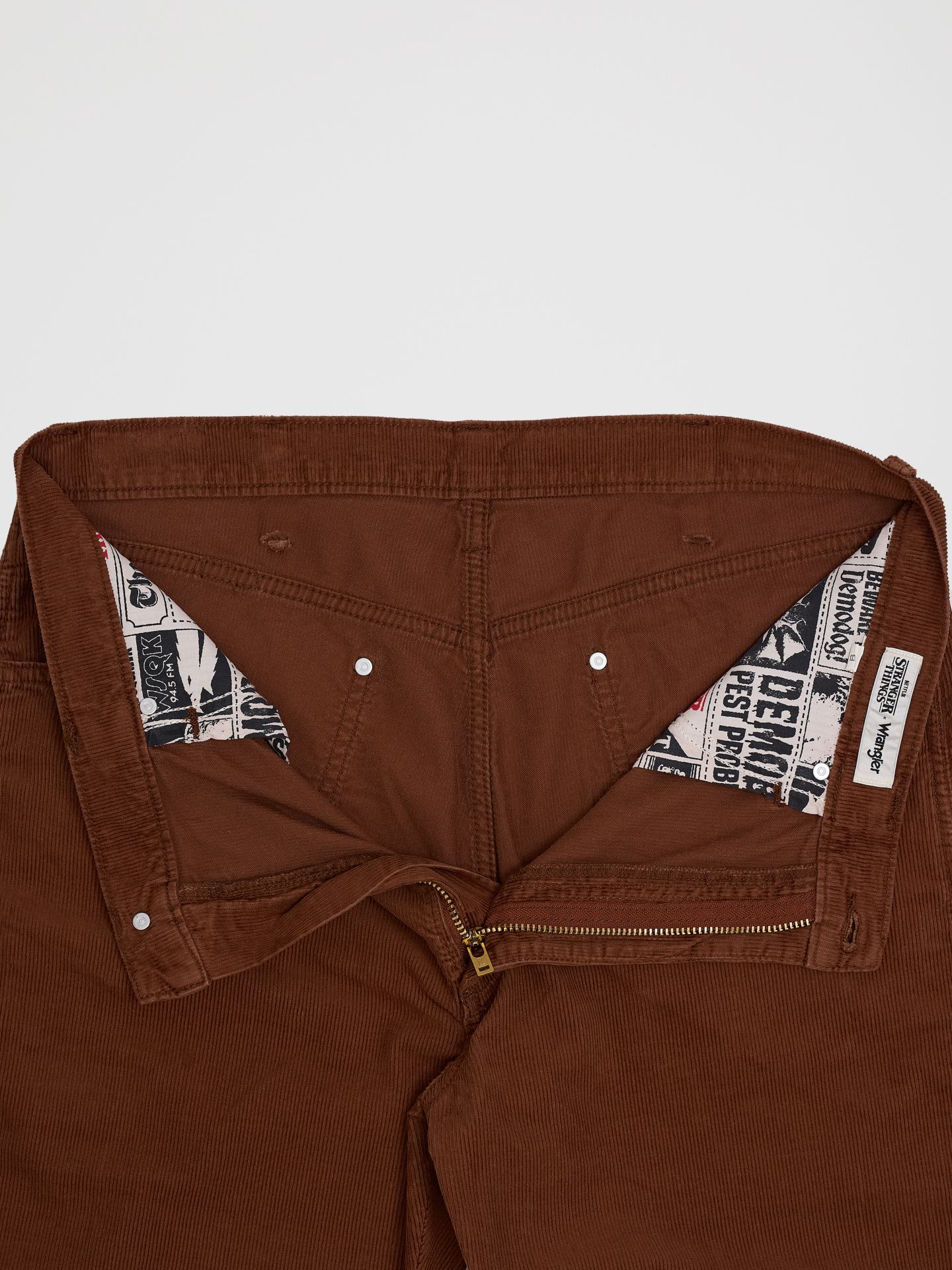 Мужские брюки Wrangler x Stranger Things 13MWZ Cowboy Cut Corduroy, цвет: Медный коричневый — фото 9
