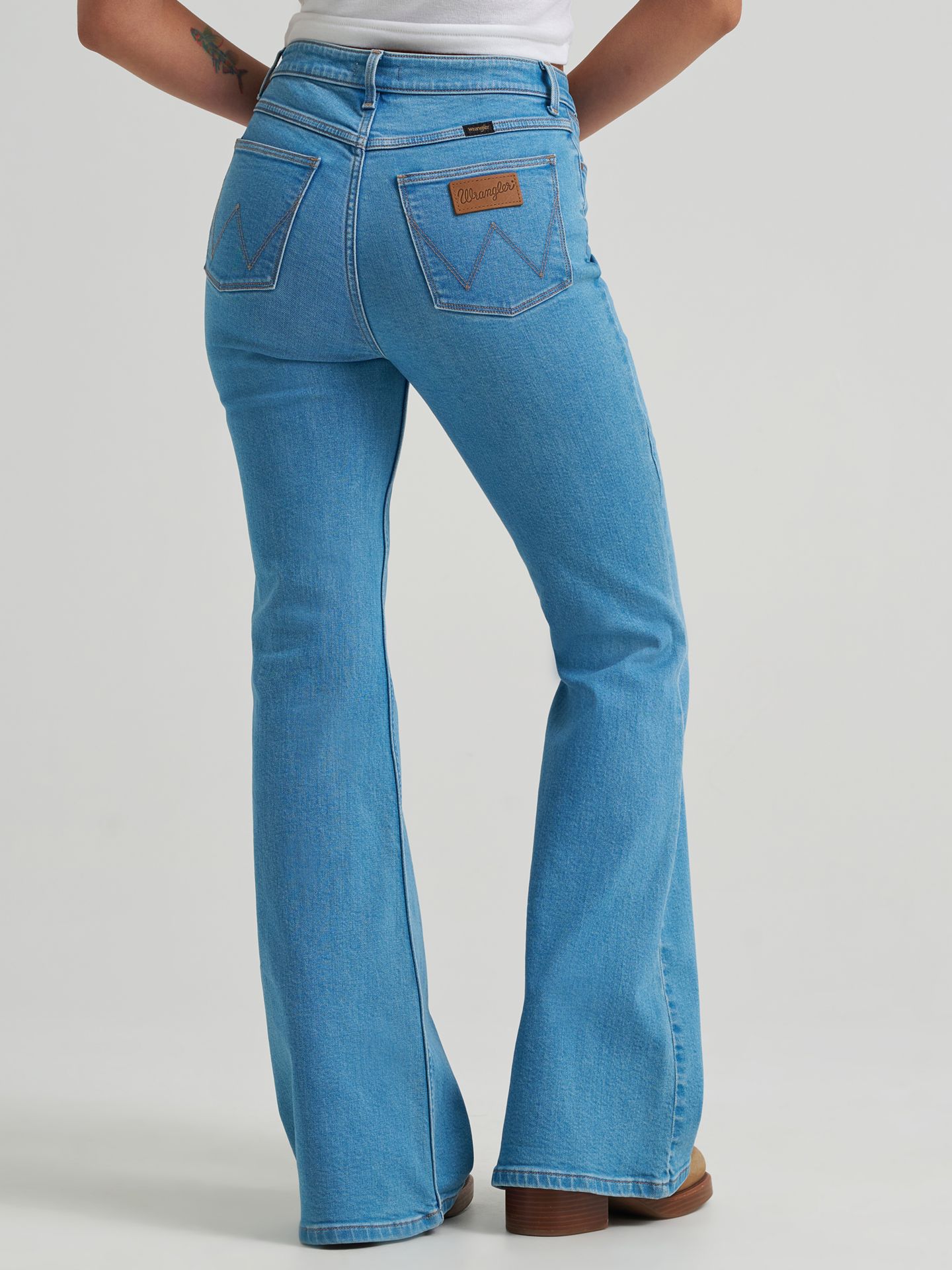 Женские джинсы Wrangler High Rise Flare, цвет: Georgia — фото 2