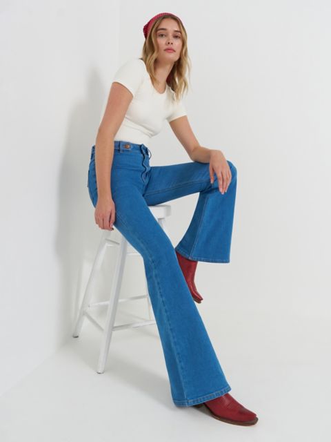 Женские джинсы Wrangler Women's Belted Flare Jean