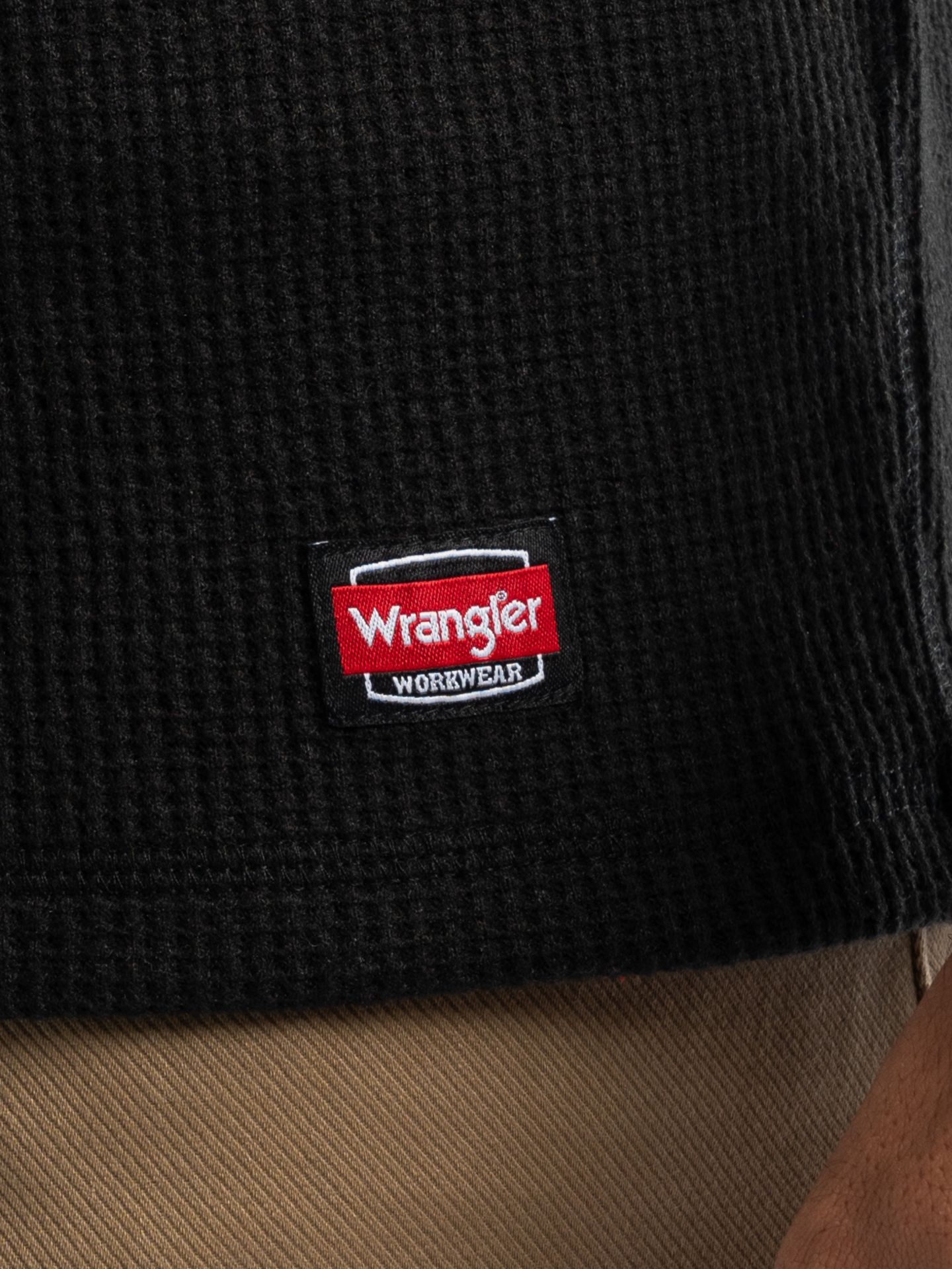 Мужские футболки Wrangler Hooded Workwear Thermal Waffle Henley, цвет: Чёрный — фото 5