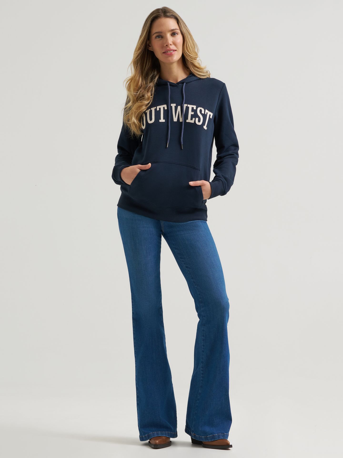 Женское худи Wrangler Outwest Graphic Pullover, цвет: Тёмный сапфировый — фото 4