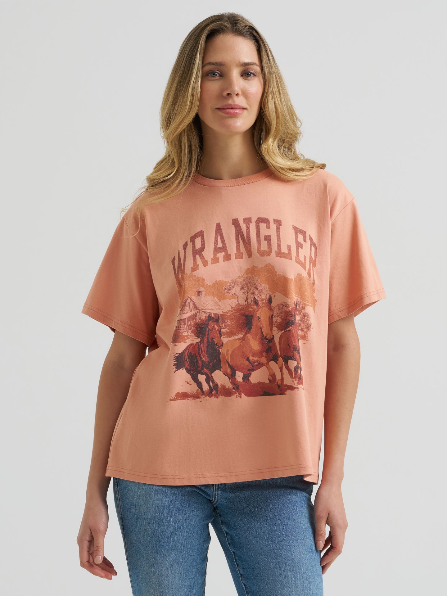 Женская футболка Wrangler Three Horses Girlfriend Graphic, цвет: Приглушённый глиняный — фото 2