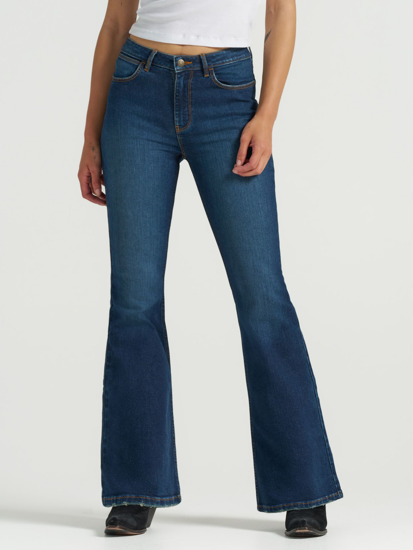 Женские джинсы Wrangler Fierce Flare Embroidered, цвет: Stargazer — фото 7