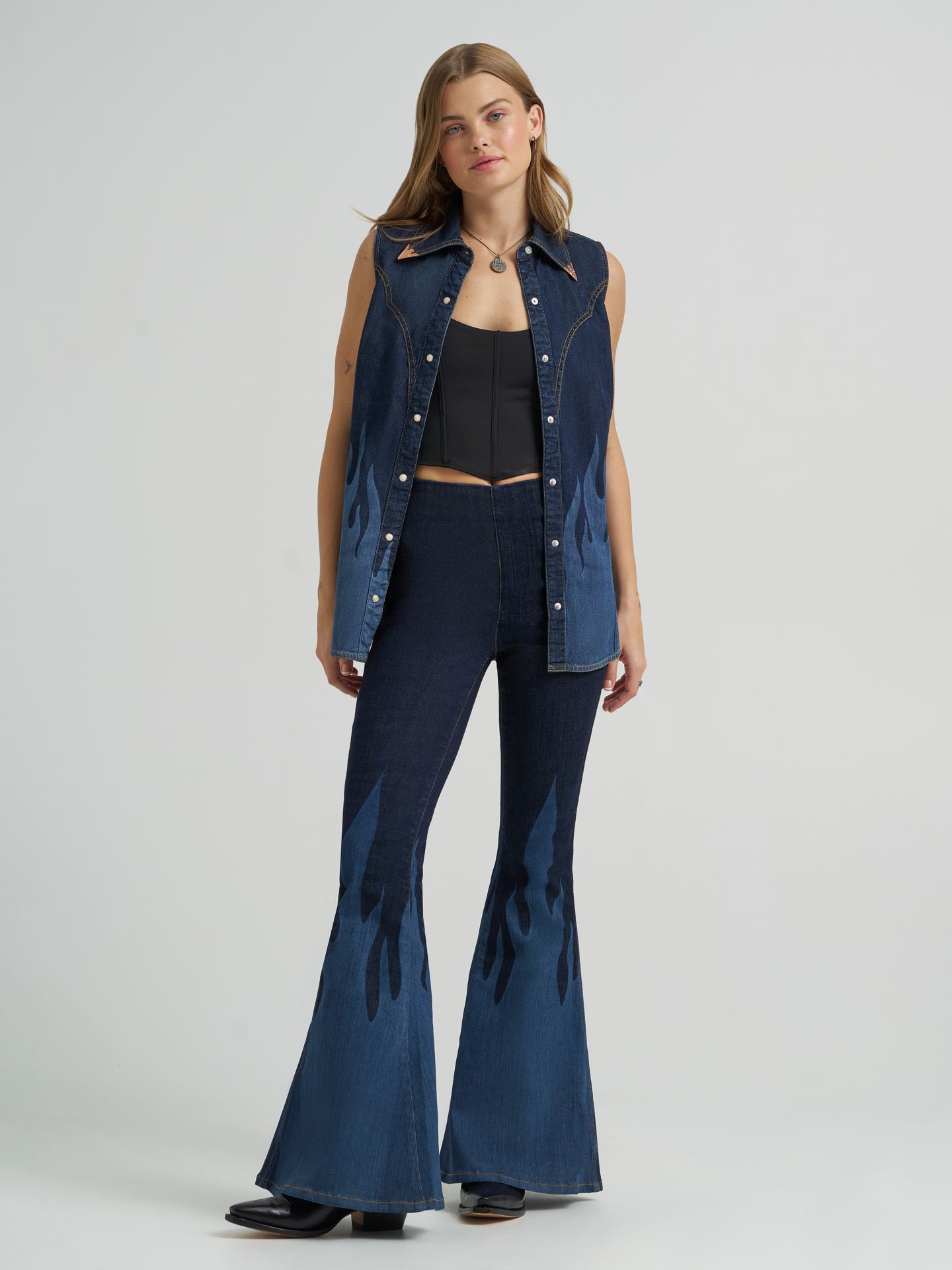 Женские брюки-клёш Wrangler Lainey Wilson Flame Pull On, цвет: Тёмный джинсовый — фото 2