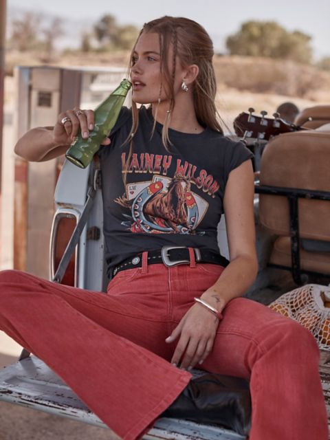 Женские футболки Wrangler Lainey Wilson x Wrangler On Deck Shrunken Band Tee