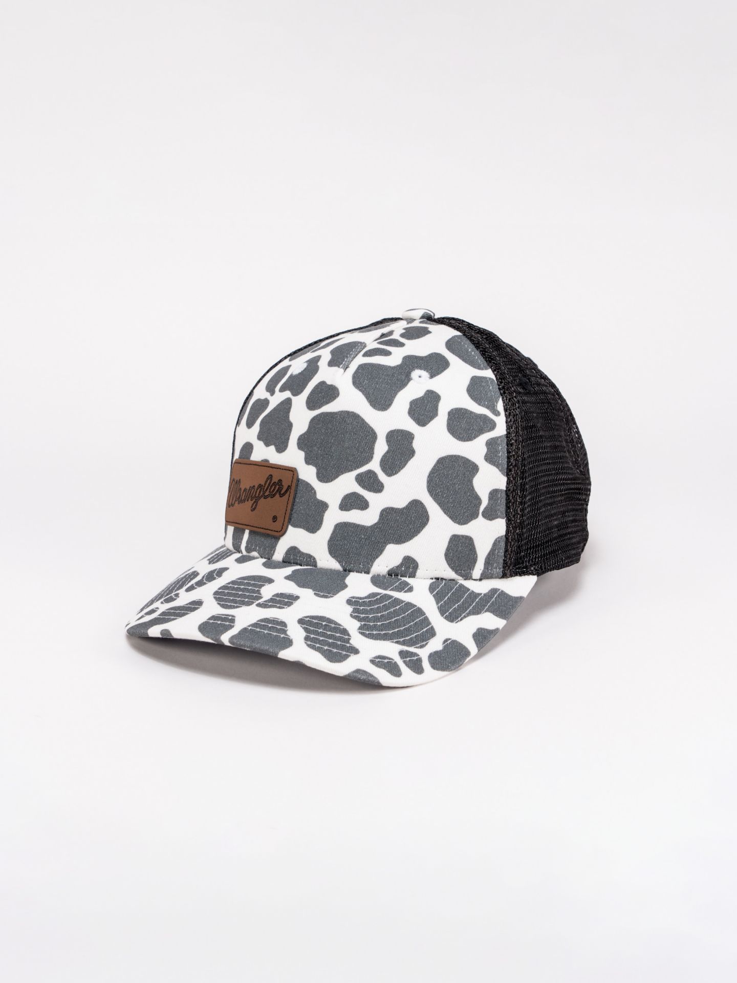Женская кепка Wrangler Cow Print Mesh Trucker Hat, цвет: Чёрный — фото 1